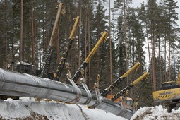 Укладка трубы в траншею. Фото ООО «Газпром инвест Запад»