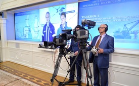 Александр Дюков и Алексей Миллер во время сеанса видеосвязи. Фото www.kremlin.ru
