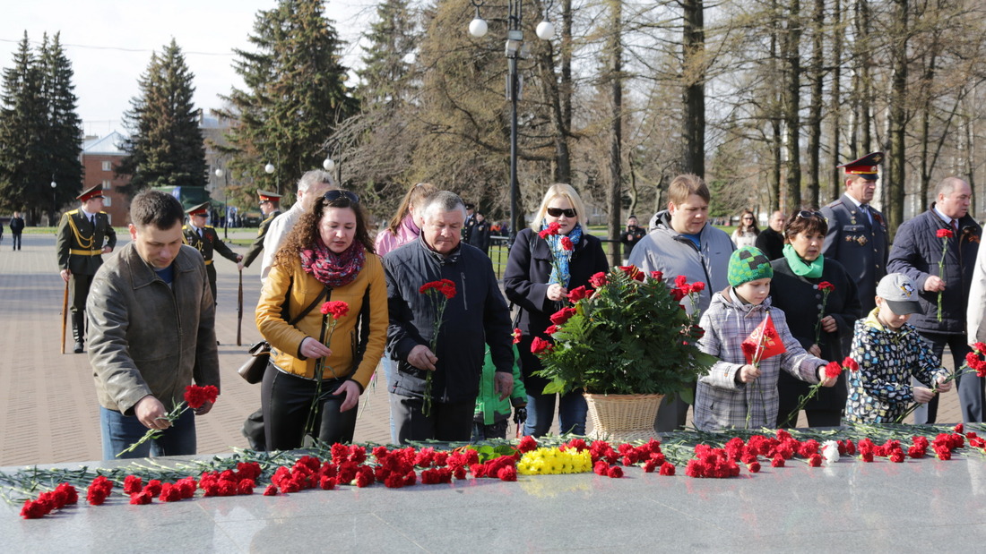 Сотрудники компании возлагают цветы к Монументу боевой и трудовой славы
