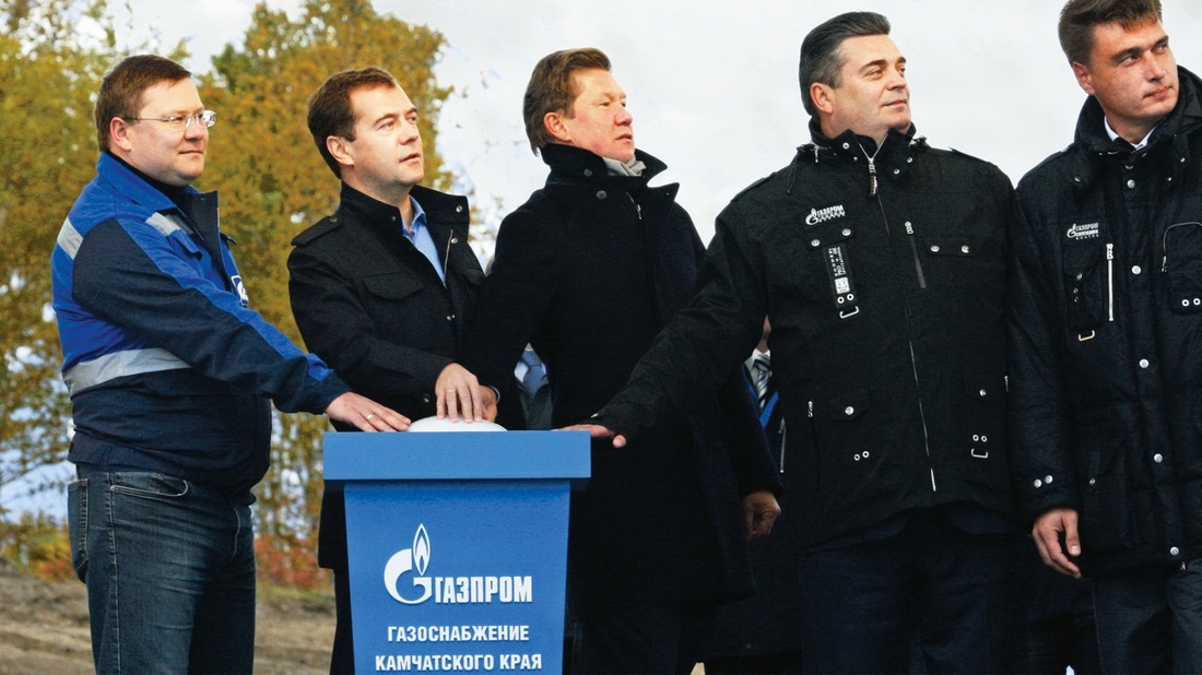Дмитрий Медведев (второй слева), Алексей Миллер (третий слева) и Алексей Фарафонтов (первый слева) на торжественной церемонии ввода в эксплуатацию магистрального газопровода на полуострове Камчатка (сентябрь 2010 г.)