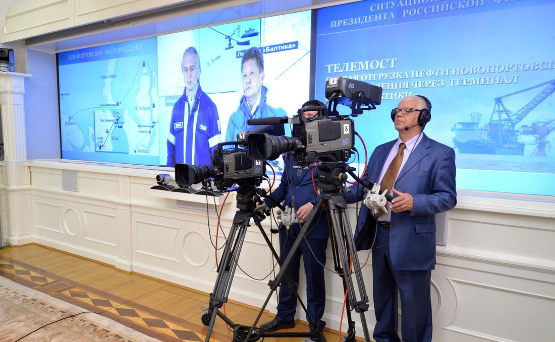 Александр Дюков и Алексей Миллер во время сеанса видеосвязи. Фото www.kremlin.ru