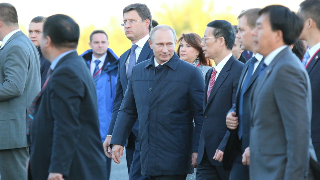 Владимир Путин (в центре)